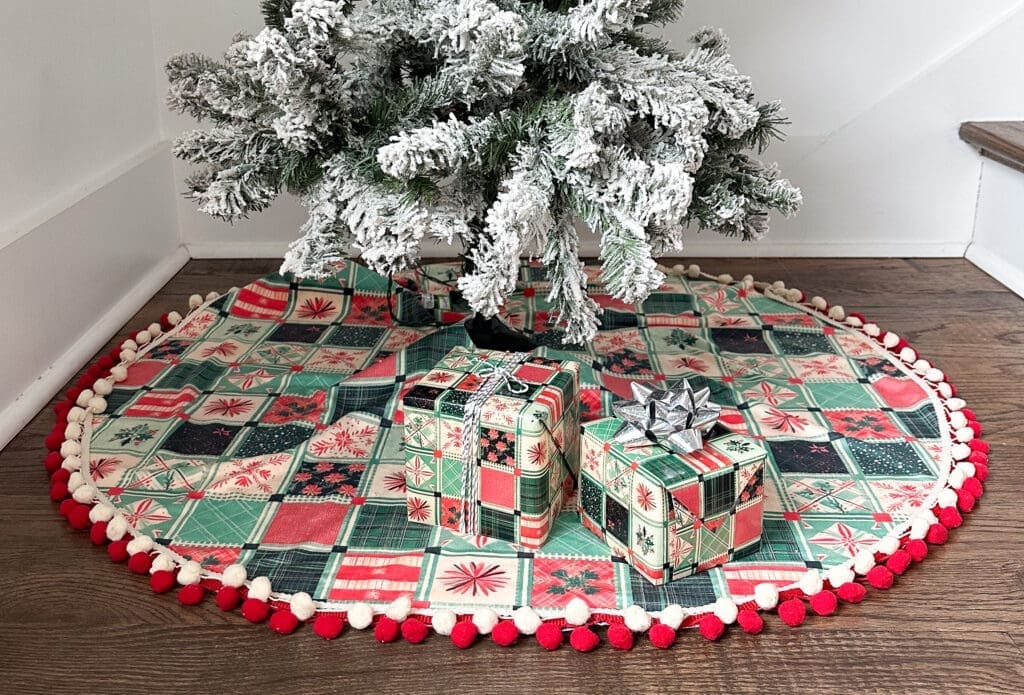 No sew Christmas tree skirt by Zappy Dots